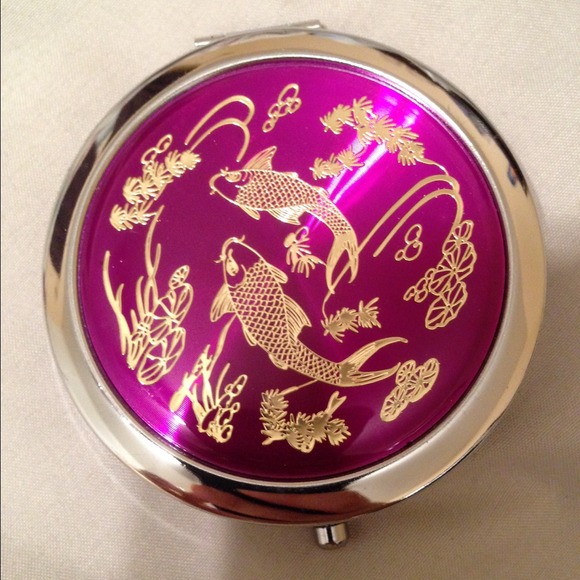 Beautiful compact mirror