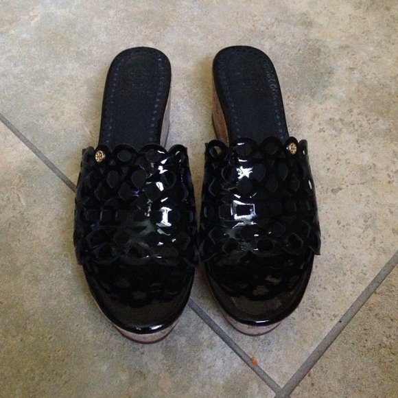 Authentic Tory Burch  Dunn patent scroll platform slide - Picture 3 of 4