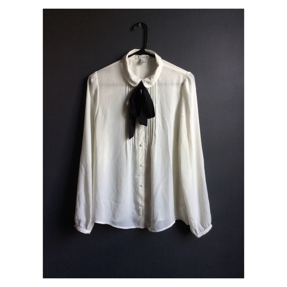 🚛 MOVING SALE 🚛 peter pan collar shirt w ribbon