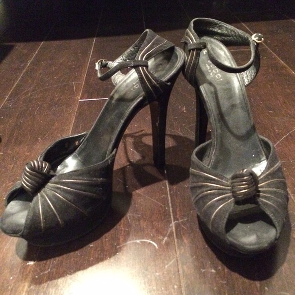 Black suede Gucci platform pump