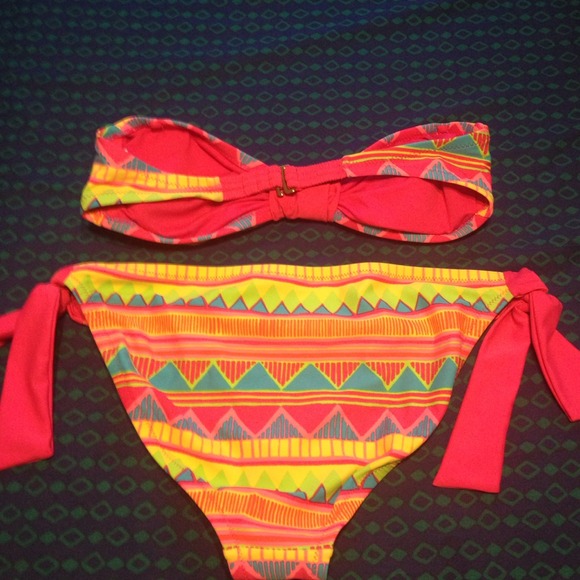 Strapless two piece colorful bikini 👙 - Picture 2 of 2