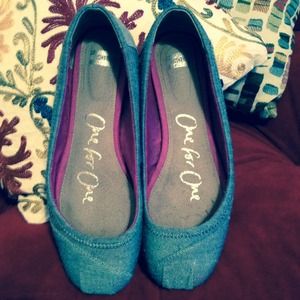 TOMS ballet flats in grey.