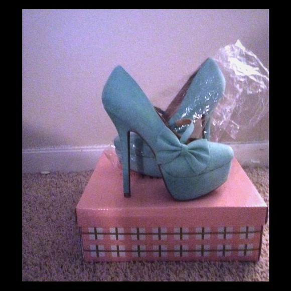 Mint heels with bow