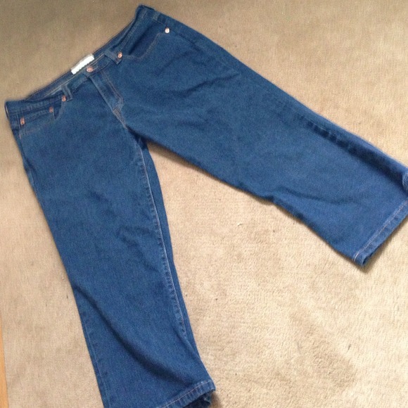 Levi Capris