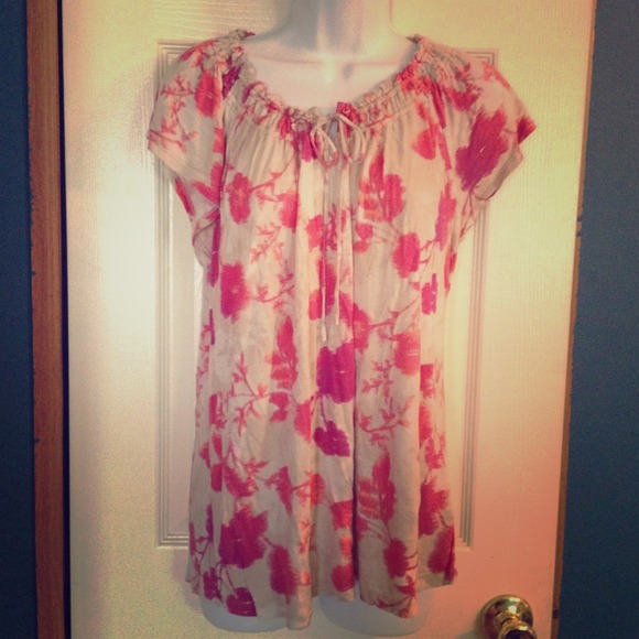 Beautiful floral top! 🌸