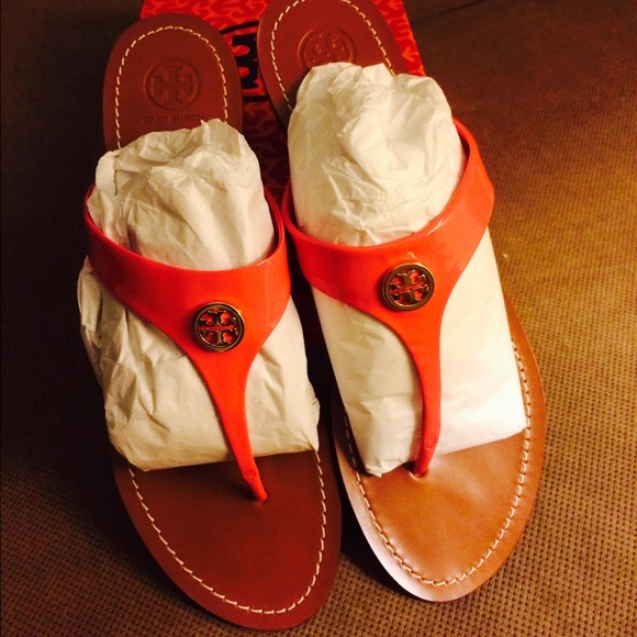 🚨1 HR SALE until 12pm est🚨 Tory burch Sandals!!! - Picture 2 of 3