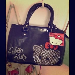 small hello kitty purse.