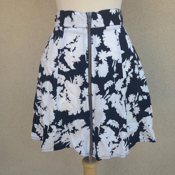 White skater skirt - Picture 2 of 3