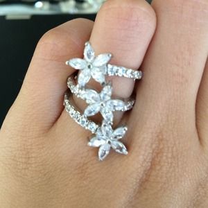 Gorgeous Trifloral Rhinestone Ring