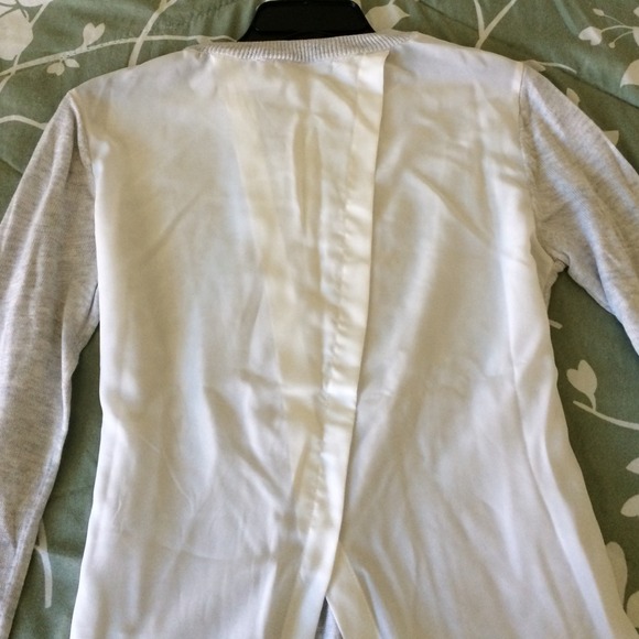 Gray/white top - Picture 3 of 4
