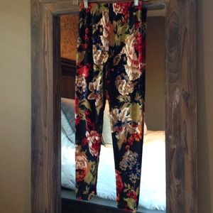 NWT Gorgeous Multi-Colored Floral Leggings!! OSFM