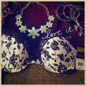 SOLD!!! Marilyn Monroe Brand New Push Up Bra