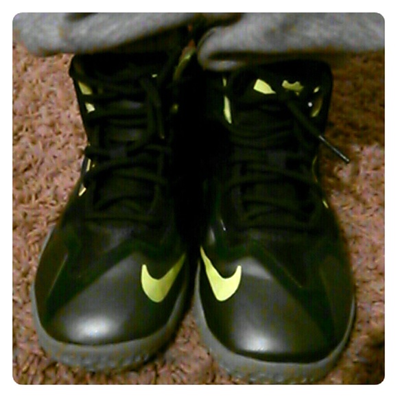 Boys size 12.5 like new LeBron James Nike - Picture 1 of 4