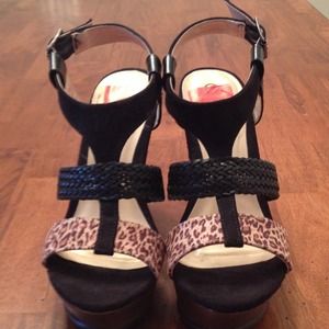 ✨Sale✨Carlos Santana black/leopard wedge sandals