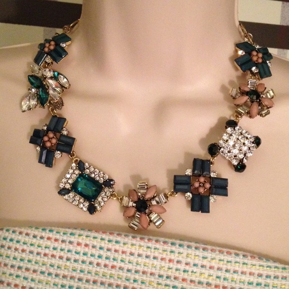 Gorgeous emerald tone crystal crush necklace - Picture 2 of 2