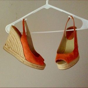 Salmon colored sling back wedges 💕