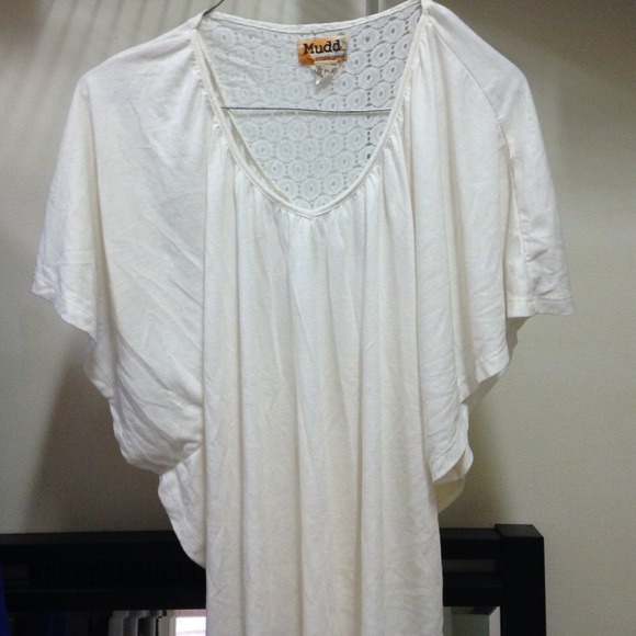 Cream colored flowy shirt, v cut