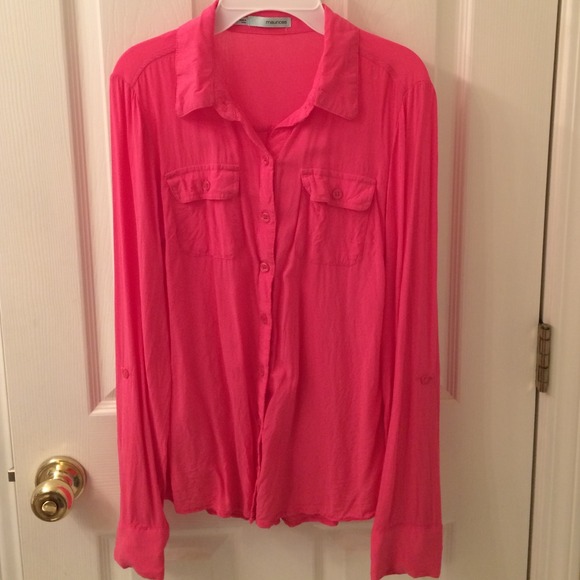 Hit pink button up