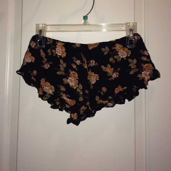 Brandy melville floral vodi shorts