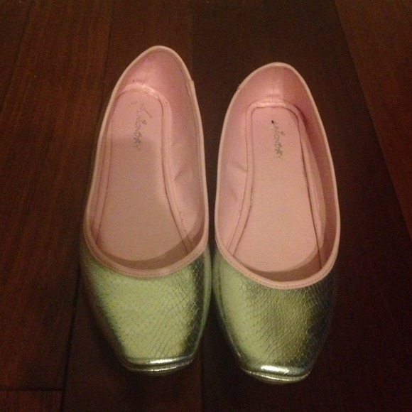 Union bay  flat shoes in silver & pink