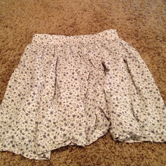 NWOT brandy Melville floral skirt Make an offer!
