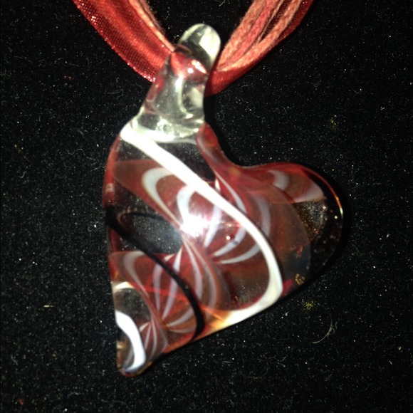 Red black white glass heart necklace - Picture 2 of 2