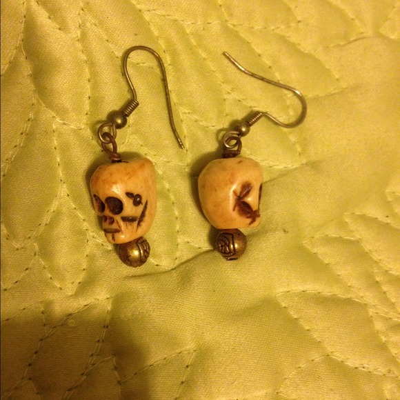Carved skull earrings - Picture 1 of 2