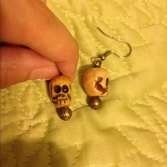 Carved skull earrings - Picture 2 of 2