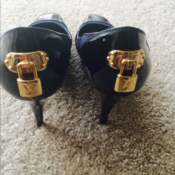 LV pump black and navy
