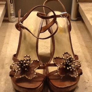 Brown wedges super cute!