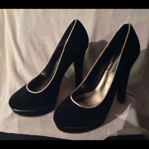 Black & gold suede Steve Madden Pumps. NEVER WORN
