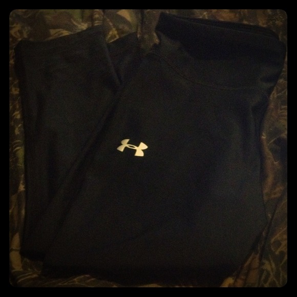 Black underarmour compression cropped pants