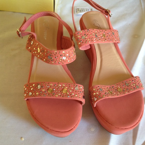 Coral flat wedges