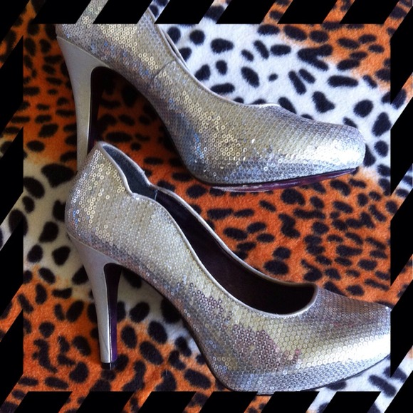 SALE!! SILVER SEQUIN 4" HEELS BY NADARA SZ: 10