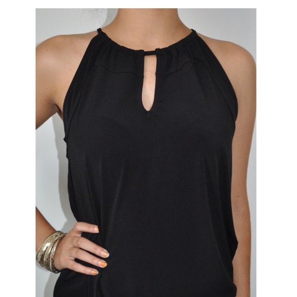 Tops - NEW‼️ black key hole halter