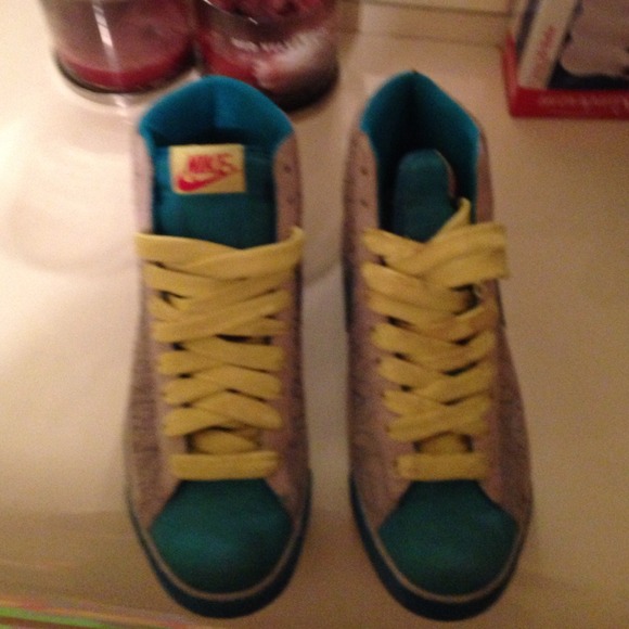 Nike Shoes - Nikes