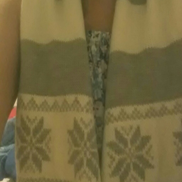 Gray and white snowflake scarc