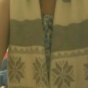 Gray and white snowflake scarc
