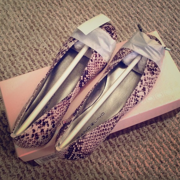 SOLD!! NEW Bandolino Flats (Black White Print)