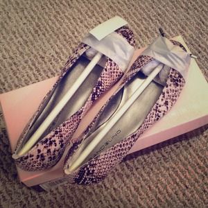 SOLD!! NEW Bandolino Flats (Black White Print)