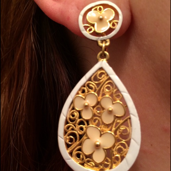 Vintage clip on earrings - mint condition (gold)