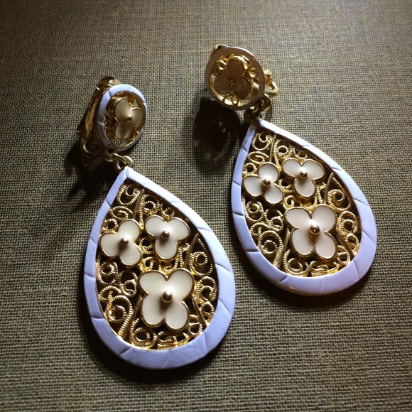 Vintage clip on earrings - mint condition (gold) - Picture 2 of 3