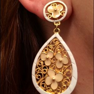 Vintage clip on earrings - mint condition (gold)