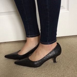 Black low heel pumps