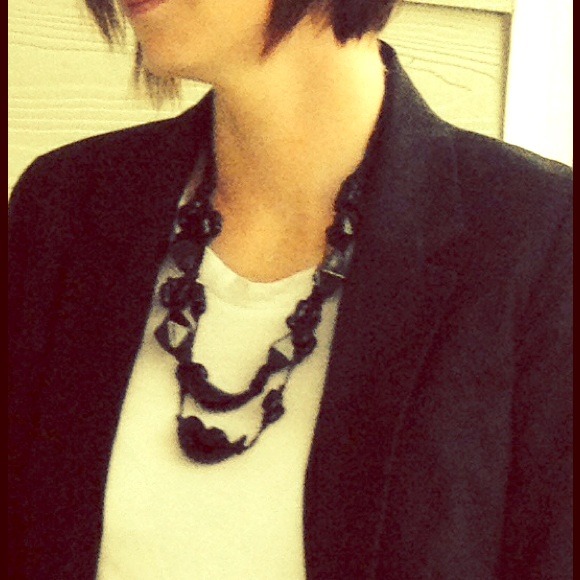 Chunky black necklace *love to bundle!!