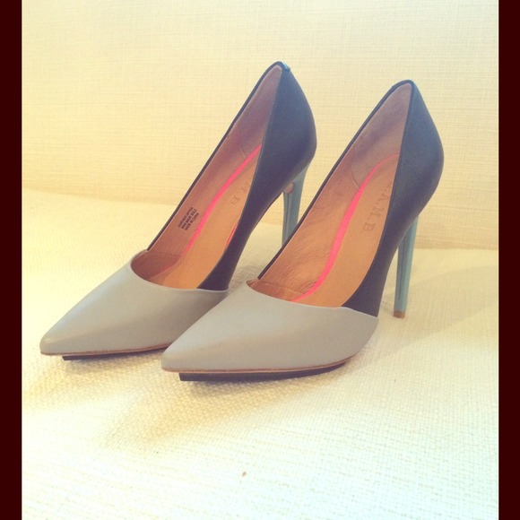L.A.M.B grey colourblock leather CIA pump