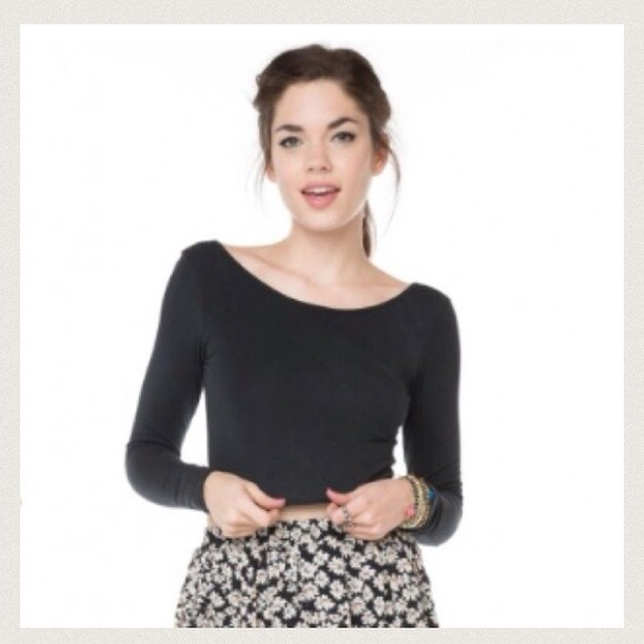 🌈🌊SOLD🌊🌈Brandy Melville Black crop top