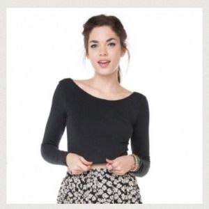 🌈🌊SOLD🌊🌈Brandy Melville Black crop top