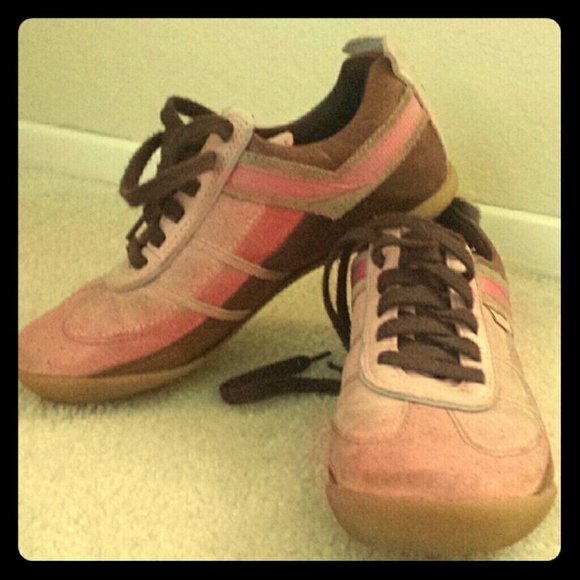 Pony sneaks