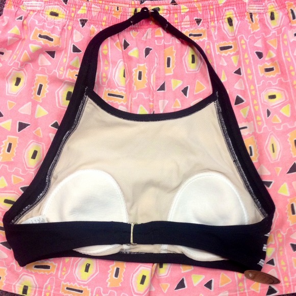 🚫SOLD🚫 90s black/white stripe halter crop top - Picture 2 of 4